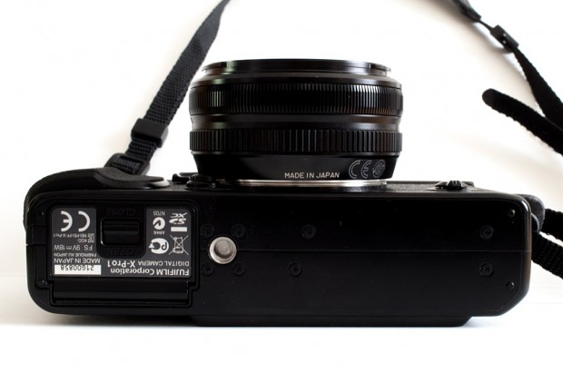 Die Stativgewindebohrung ist nicht mittig. (Bild: Andreas Donath)