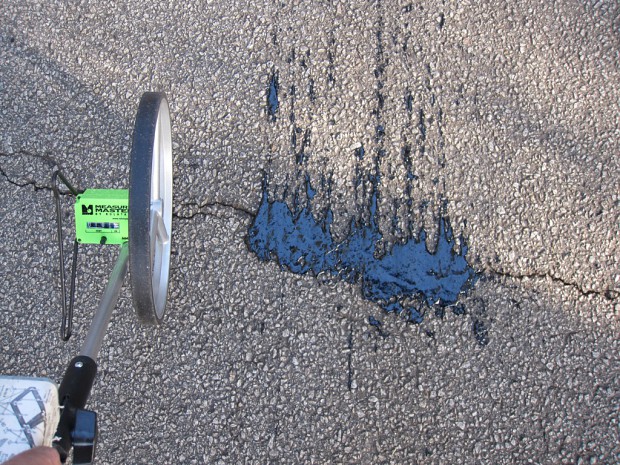 Ein Riss im Asphalt, der vom Roboter gekittet wurde (Bild: Jonathan Holmes)