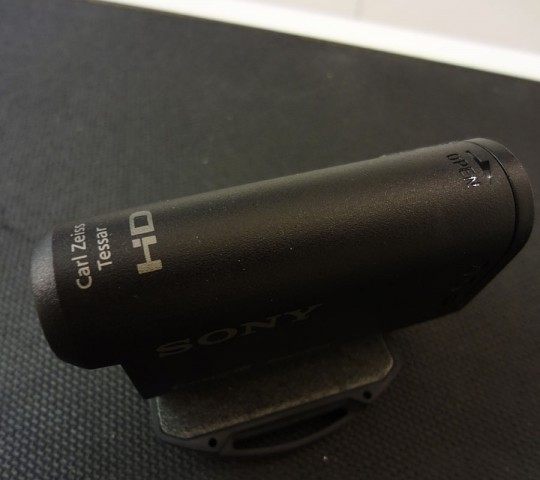 Sonys Actionkamera soll mit einem lichtempfindlichen CMOS-Sensor des Typs Exmor R ausgestattet sein. (Bild: Sony)