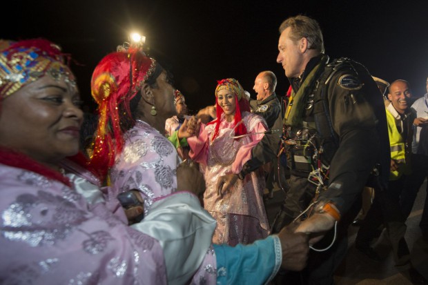 Freudiger Empfang für den Piloten (Foto: Jean Revillard/Solar Impulse)