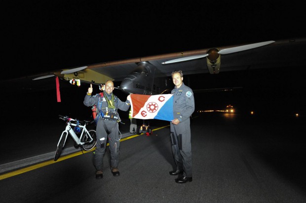 Angekommen: Bertrand Piccard (l.) nach der Landung in Rabat am 6. Juni 2012 mit André Borschberg (Foto: Solar Impulse/Jean Revillard)