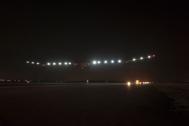 Solar Impulse im Landeanflug  (Foto: Solar Impulse/Jean Revillard)