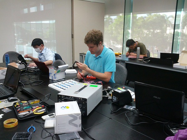 Die Stromversorgung der Pebble wird untersucht.