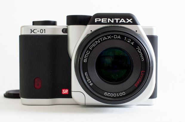Pentax K-01 mit Pentax smc DA 70mm f2.4 Limited (Bild: Andreas Donath)
