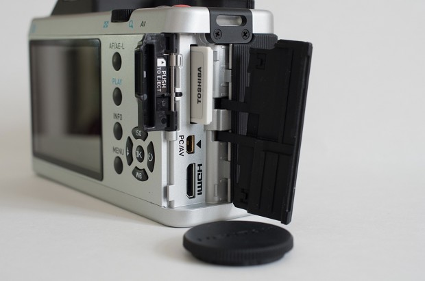 Das Speicherkartenfach ist hinter einer Klappe und einer Gummiabdeckung versteckt. (Bild: Andreas Donath)