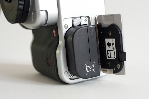 Der riesige Akku der Pentax K-01 (Bild: Andreas Donath)