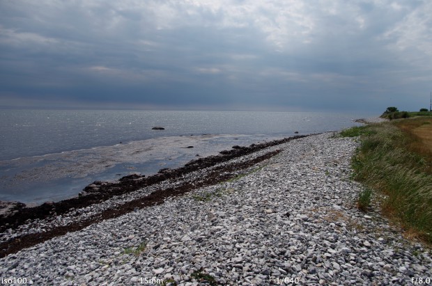 Das Weitwinkelobjektiv Pentax smc DA 15mm f4.0 ED AL Limited ist nur unwesentlich länger als das 40mm-XS-Objektiv, kostet mit 660 Euro aber deutlich mehr. (Bild: Andreas Donath) 