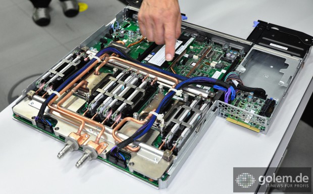 Ein iDataplex-Einschub von IBM mit aufwändiger Heißwasswerkühlung