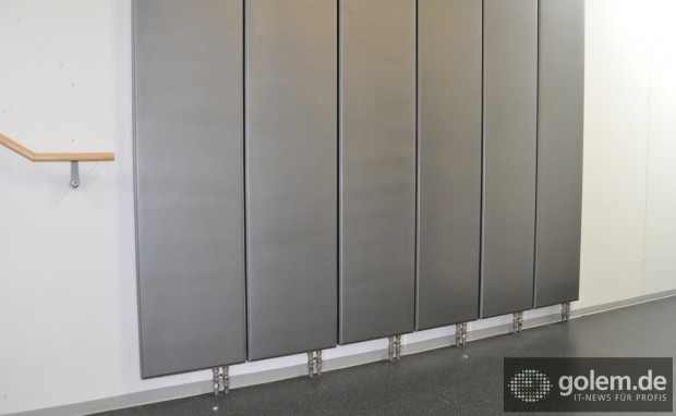 Solche vier Meter hohen Heizkörper finden sich überall im LRZ