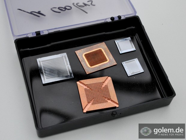 Die Kühlkörper für die CPUs mit Mikrokanälen von IBM