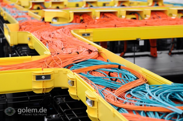 Optische und elektrische Kabel in den Führungen oberhalb der Racks