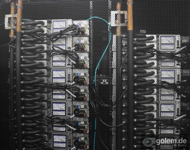 Eines der Rechnerracks mit gut sichtbarer Wasserkühlung