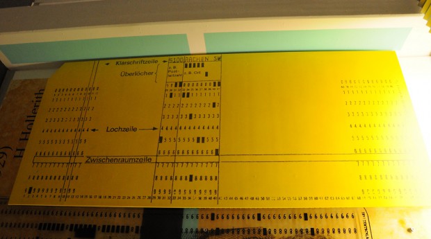 Kunst am Bau im LRZ: Mit Lochkarten begann die wissenschaftliche Informatik in Deutschland