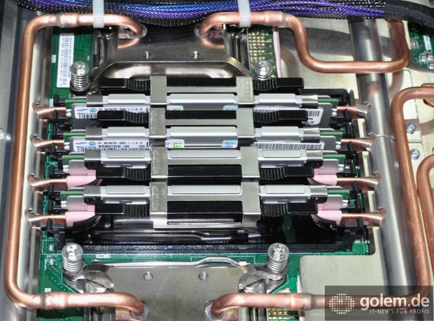 4-GByte-Module von Samsung mit IBMs Heißwasserkühlung