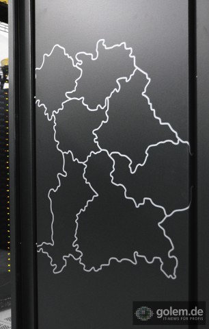 Die Regierungsbezirke von Bayern sind auf dieser Verzierung des SuperMUC eingezeichnet
