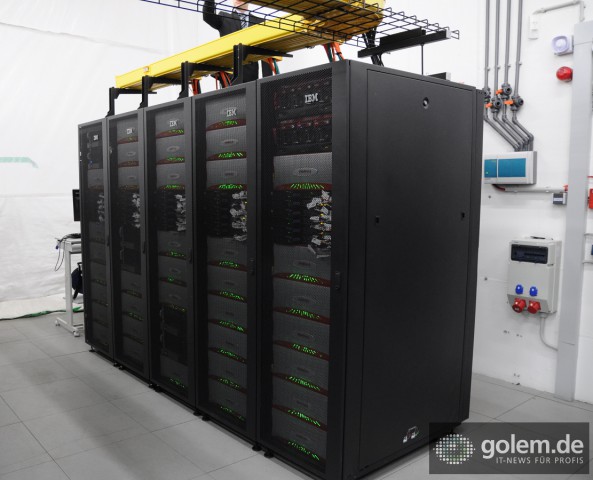 Eines der etwas vom Rechnerteil abgesetzten Storage-Racks.