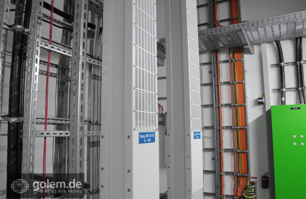 Über dieses weissen Stromschienen bekommt SuperMUC seine Energie.