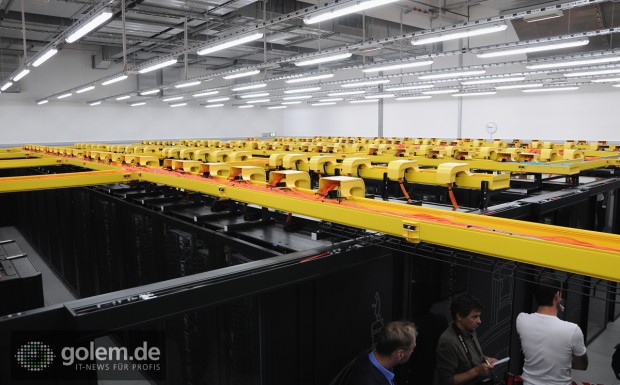 Blick über den Teil der Racks mit Rechenkomponenten