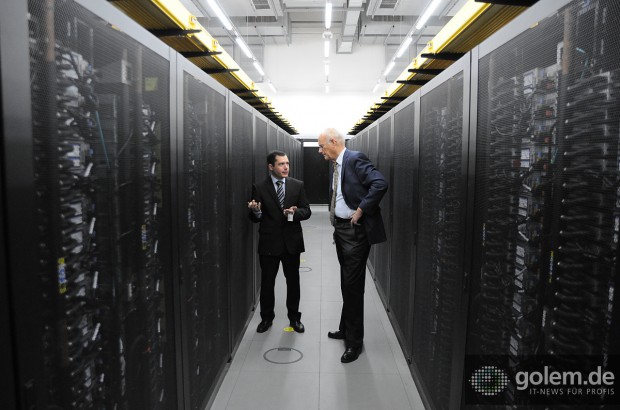 Menschen wirken in SuperMUC winzig.