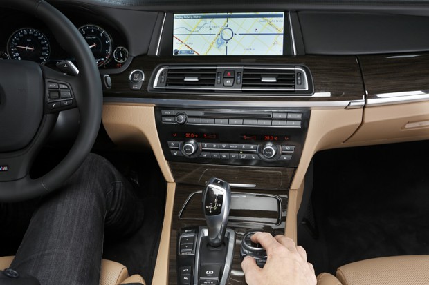 Mit Spreizgesten können Kartenausschnitte gezoomt werden. (Bild: BMW)