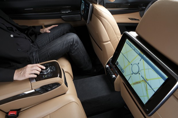 In manchen Modellen von BMW ist iDrive Touch auch auf dem Rücksitz verfügbar. (Bild: BMW)