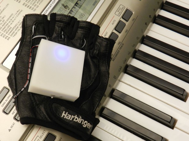 In dem Musikhandschuh stecken Vibratoren, die anzeigen welcher Finger spielen soll.  (Foto: Georgia Tech)