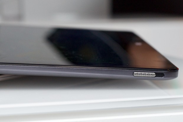 Schiebeschalter um das Tablet vom Dock mechanisch zu entriegeln.