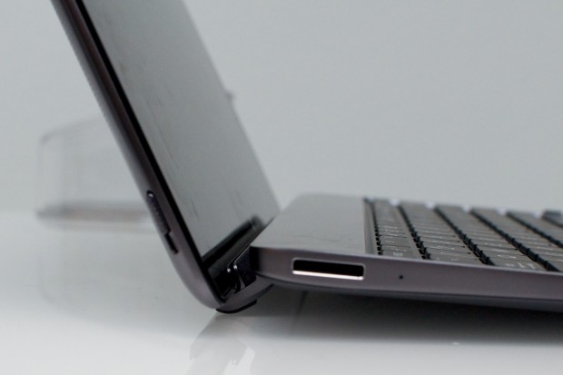 Das Scharnier hebt das Vivo Tab leicht an.