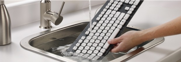 Logitech Washable Keyboard K310 - abwaschbare Tastatur übersteht Handwäschen unter laufendem Wasserhahn und das Eintauchen ins Spülbecken. (Bild: Logitech)