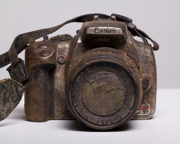 Eine Canon 350D, die drei Jahre in einem Flussbett lag. (Bild: Michael Comeau)