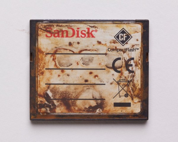 Die Speicherkarte, die drei Jahre in einem Flussbett lag. (Bild: Michael Comeau)