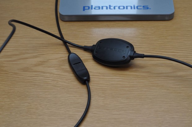 Zusammengesteckt (l.), rechts sind Kopfhörerkontrollen.