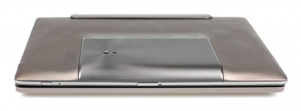 Die R&uuml;ckseite des Tablets mit dem Schacht f&uuml;r das Smartphone und der Dockstation. So wird das Padfone zum Netbook.