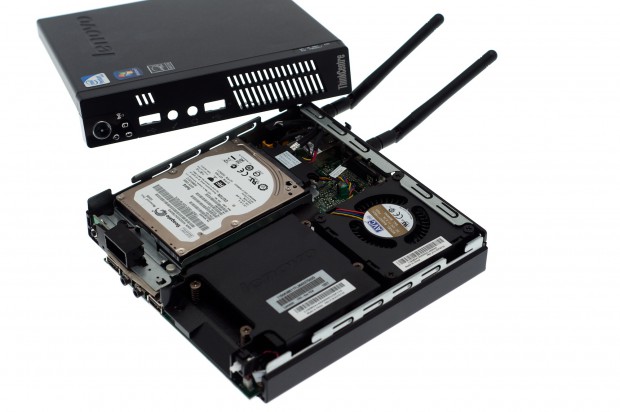 Die auf Gummipuffern liegende Festplatte...