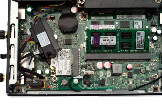 Innen sind noch weitere Anschl&uuml;sse zu sehen.