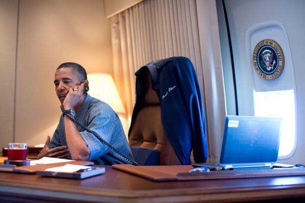 Gut gemacht, Jungs - und sagt Bescheid, wenn ihr einem Marsmenschen begegnet: US-Pr&auml;sident Barack Obama am Telefon in der Airforce One. (Foto: White House Photo/Pete Souza)