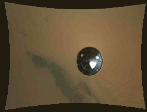 Curiosity im Landeanflug: Der Hitzeschild wurde gerade angeworfen. (Bild: Nasa/JPL-Caltech/MSSS)