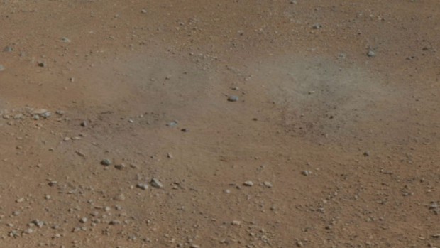 ... und der rechten Seite des Rovers hinterlassen haben, gut zu sehen. (Foto: Nasa/JPL-Caltech/MSSS)