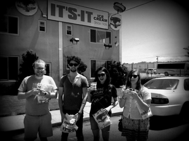 Makr.io statt Diaspora: Maxwell, Daniel, Rosanna und Kayla vor einem Eisladen. (Bild: Makr.io)