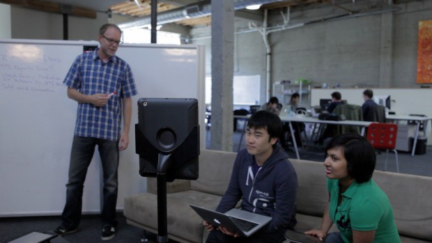 Mit dem Telepr&auml;senzroboter k&ouml;nnen abwesende Mitarbeiter am B&uuml;roleben teilnehmen... (Foto: Double Robotics)