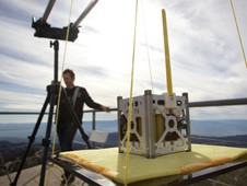 Härtestets: Phonesat 1.0 auf dem Boden... (Foto: Nasa)