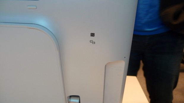 Sony Vaio Tap - hier kann NFC-best&uuml;cktes Ger&auml;t wie etwa Smartphones von Sony herangehalten werden, um die Funkverbindung zu automatisieren. (Foto: ck)