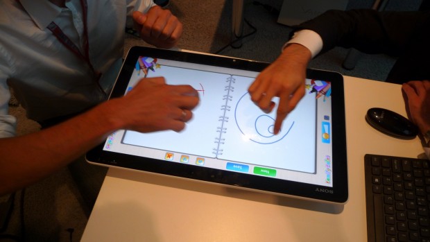Sony Vaio Tap - liegend kann etwa darauf gespielt und gezeichnet werden. (Foto: ck)