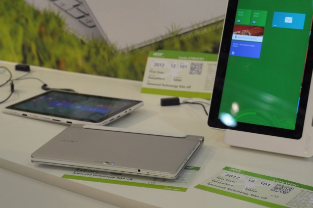 Links ist das W510 ohne Dock, in der Mitte zusammengeklappt mit dem Tastaturdock. Rechts ist das Iconia Tab W700.