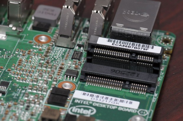 In die Mini-PCIe-Slots passen eine halblange und eine normal lange Karte hinein.