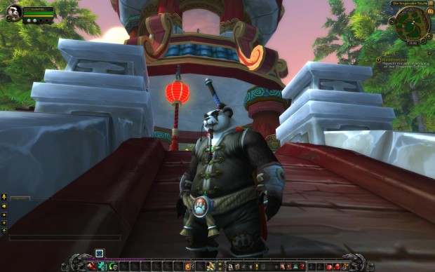 Vor einem Tempel genießt der virtuelle Brummbär den Blick ins Tal.