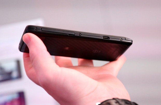 Beim Razer I sitzen links SIM und MicroSD unter einer gemeinsamen Klappe... (Quelle: Jens Ihlenfeld/Golem.de)