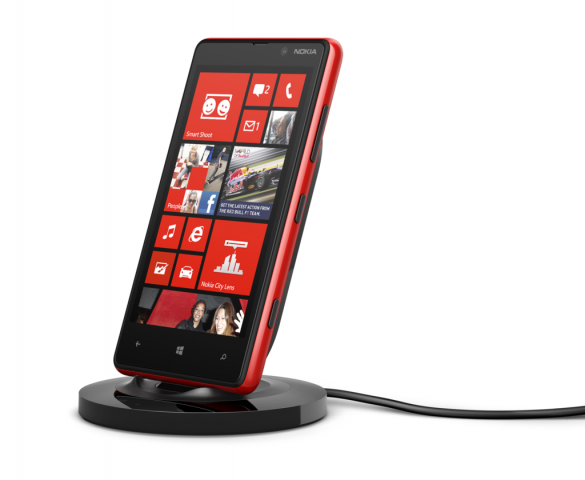 Lumia 920 mit induktiver Ladestation (Quelle: Nokia)
