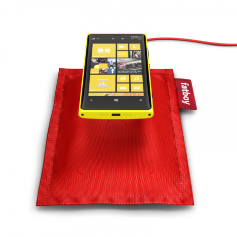 Lumia 920 mit induktiver Ladestation (Quelle: Nokia)