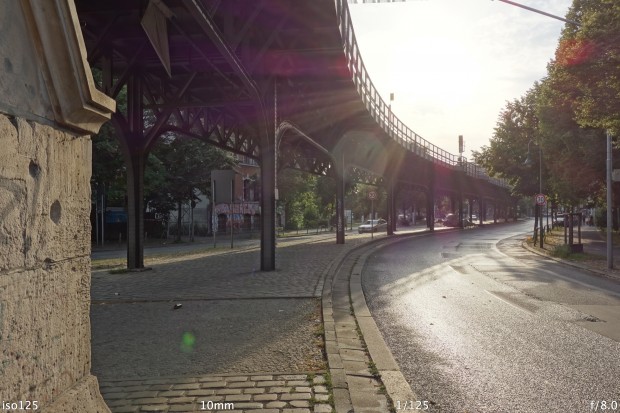 Gegenlicht mag die Kamera nicht - eine Sonnenblende fehlt. (Bild: Andreas Donath)